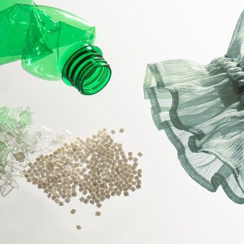 Пластиковая бутылка и предмет одежды