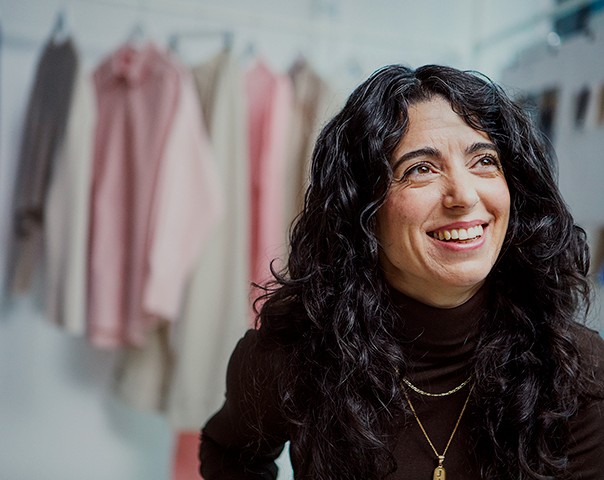 Een vrouw die lacht en van de camera wegkijkt